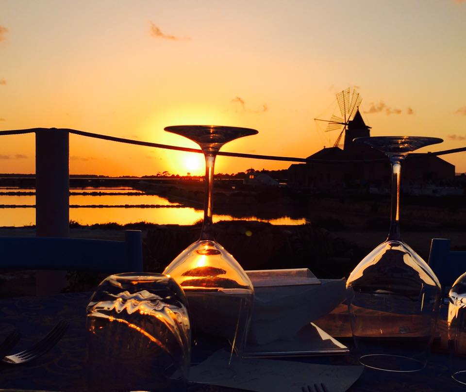 2 bicchieri di vino sul tavolo al tramonto 