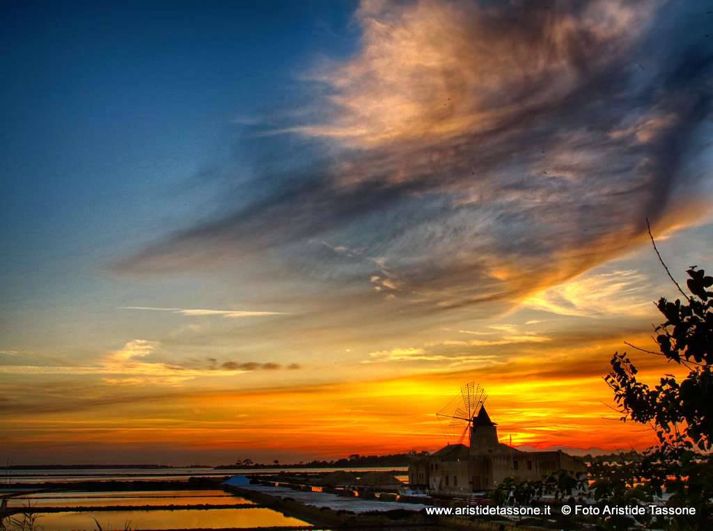 Tramonto sulle saline e mulini a vento