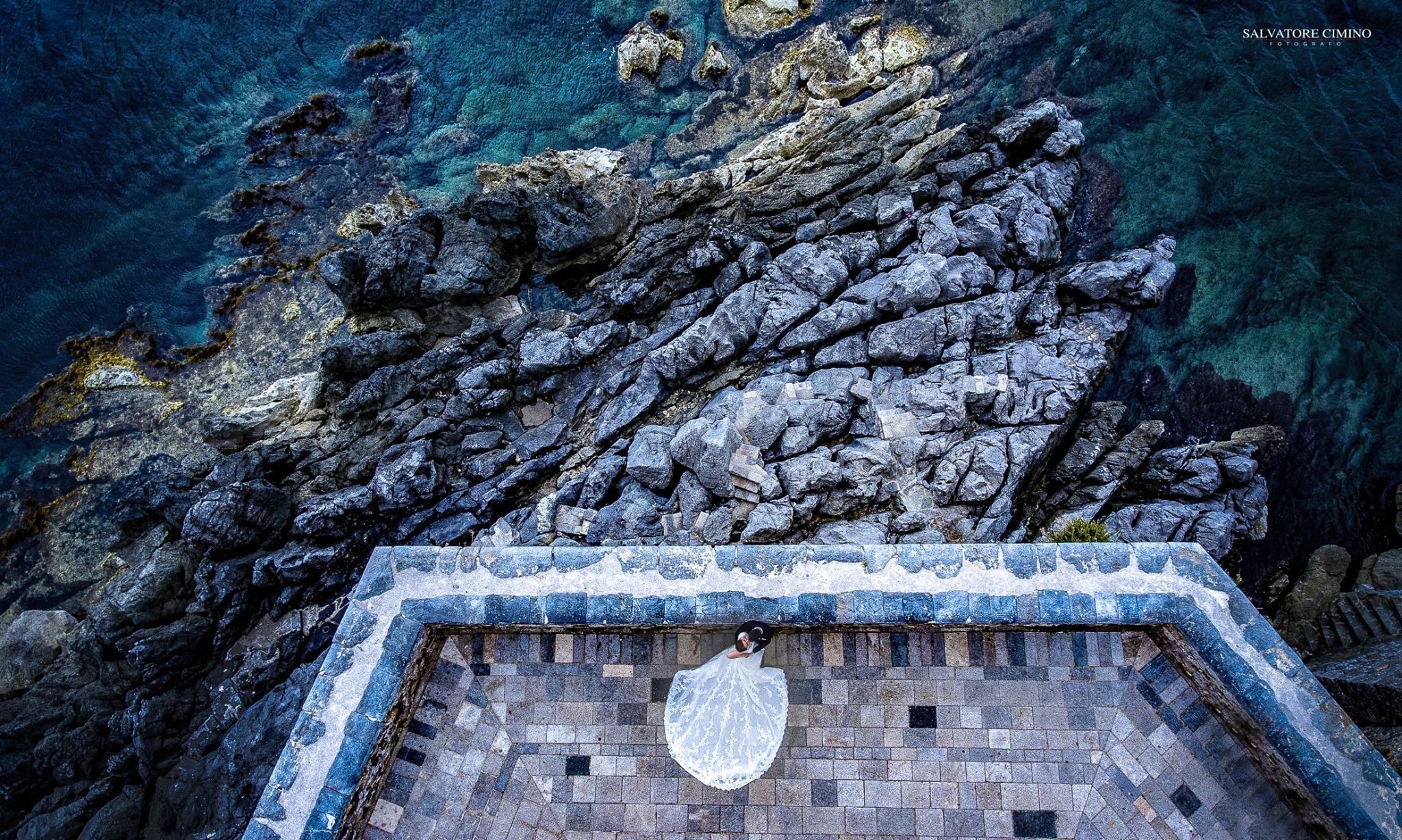 Coppia di sposi in mezzo alle rocce di Cefalù - Sicilia