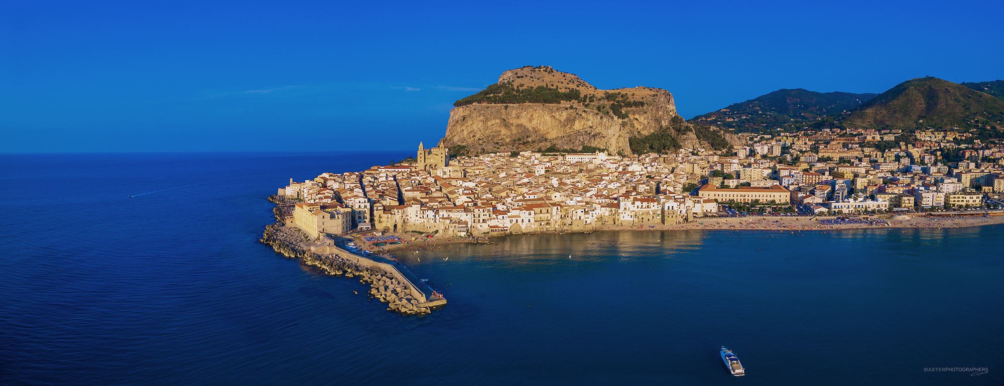 Cefalù , bellissima cittadina normanna della Sicilia adagiata sul mare