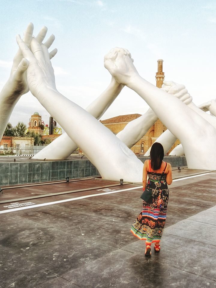 Giant Hands in venice by Lorenzo Quinn. Relational tourism in the time of Coronavirus